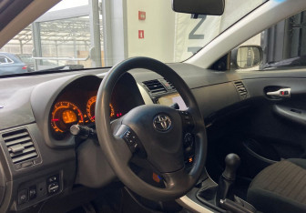 Подержанный автомобиль Toyota Corolla Sedan 2006 года (7 фото)