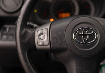 Подержанный автомобиль Toyota RAV4 2006 года (12 фото)