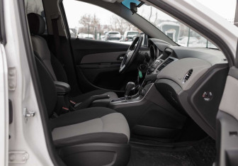 Подержанный автомобиль Chevrolet Cruze Sedan 2012 года (17 фото)