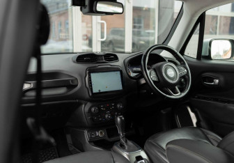 Подержанный автомобиль Jeep Renegade 2018 года (10 фото)