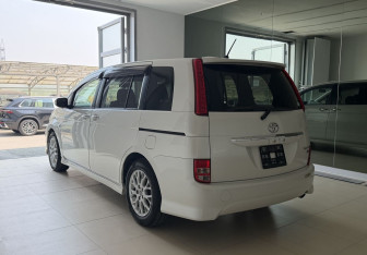 Подержанный автомобиль Toyota ISis 2010 года (6 фото)
