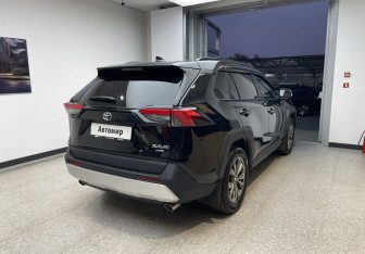 Подержанный автомобиль Toyota RAV4 2025 года (4 фото)