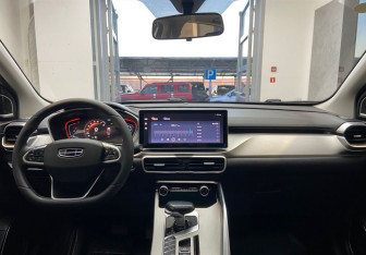 Подержанный автомобиль Geely Coolray 2023 года (12 фото)