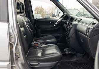 Подержанный автомобиль Honda CR-V 2001 года (18 фото)