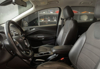 Подержанный автомобиль Ford Kuga 2016 года (10 фото)