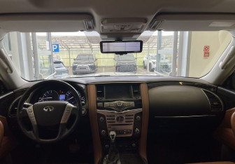 Подержанный автомобиль Infiniti QX80 2019 года (11 фото)