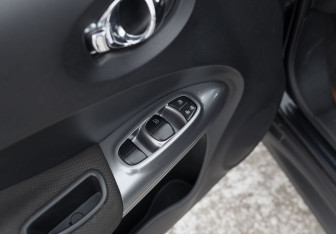 Подержанный автомобиль Nissan Juke 2011 года (16 фото)