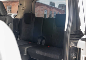 Подержанный автомобиль Toyota Voxy Minivan 2011 года (18 фото)