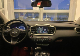 Подержанный автомобиль Kia Sorento 2016 года (14 фото)