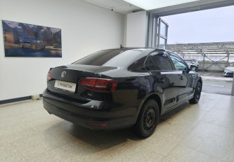 Подержанный автомобиль Volkswagen Jetta Sedan 2016 года (4 фото)