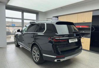 Подержанный автомобиль BMW X7 2023 года (5 фото)