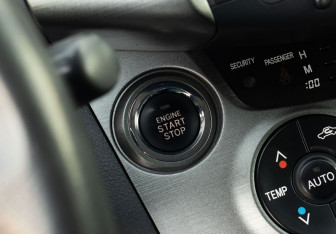 Подержанный автомобиль Toyota RAV4 2011 года (14 фото)