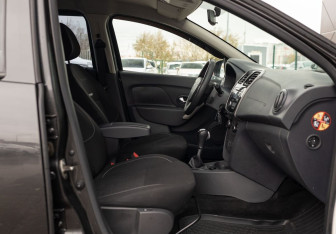 Подержанный автомобиль Renault Sandero 2017 года (19 фото)