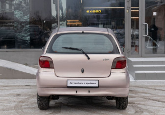 Подержанный автомобиль Toyota Vitz 1999 года (6 фото)