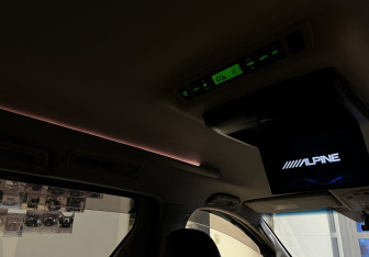 Подержанный автомобиль Toyota Vellfire 2012 года (18 фото)