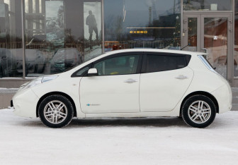 Подержанный автомобиль Nissan Leaf 2011 года (8 фото)