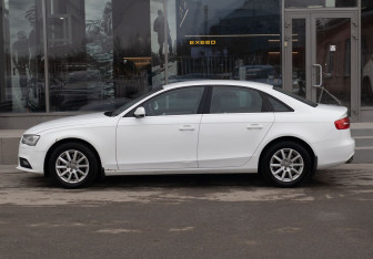 Подержанный автомобиль Audi A4 Sedan 2012 года (8 фото)