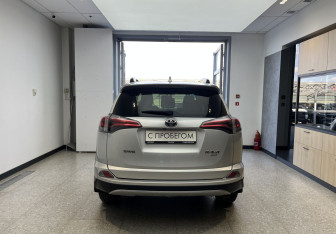 Подержанный автомобиль Toyota RAV4 2018 года (5 фото)