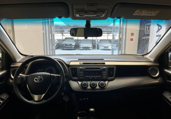 Подержанный автомобиль Toyota RAV4 2013 года (9 фото)