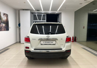 Подержанный автомобиль Toyota Highlander 2013 года (5 фото)
