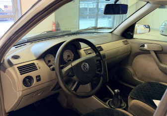 Подержанный автомобиль Volkswagen Pointer 2005 года (10 фото)