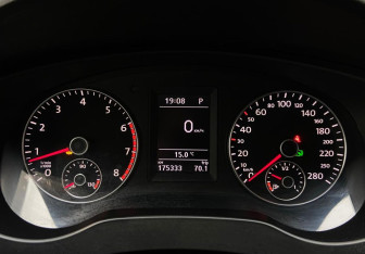 Подержанный автомобиль Volkswagen Jetta Sedan 2013 года (10 фото)