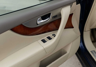 Подержанный автомобиль Infiniti FX 2012 года (16 фото)