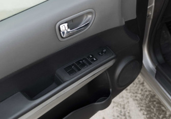 Подержанный автомобиль Nissan X-Trail 2008 года (17 фото)