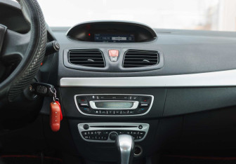 Подержанный автомобиль Renault Fluence 2010 года (13 фото)