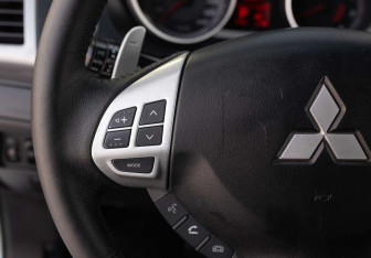 Подержанный автомобиль Mitsubishi Outlander 2006 года (12 фото)