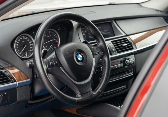 Подержанный автомобиль BMW X6 2011 года (11 фото)