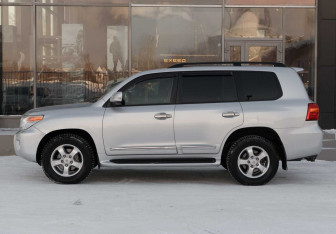 Подержанный автомобиль Toyota Land Cruiser Suv 2013 года (8 фото)