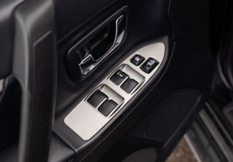 Подержанный автомобиль Mitsubishi Pajero 2006 года (17 фото)