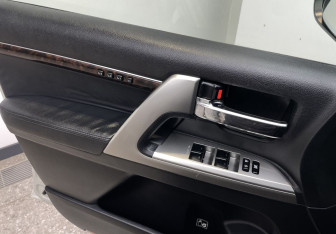 Подержанный автомобиль Toyota Land Cruiser Suv 2013 года (18 фото)