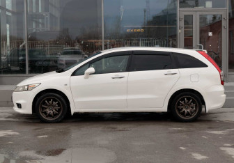 Подержанный автомобиль Honda Stream 2007 года (8 фото)