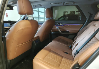 Подержанный автомобиль Changan CS95 2023 года (14 фото)