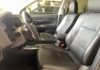 Подержанный автомобиль Mitsubishi Outlander 2017 года (8 фото)