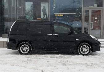 Подержанный автомобиль Toyota ISis 2013 года (4 фото)