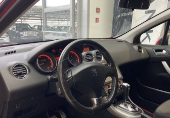 Подержанный автомобиль Peugeot 308 Hatchback 2010 года (11 фото)