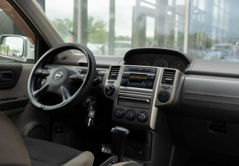 Подержанный автомобиль Nissan X-Trail 2005 года (10 фото)