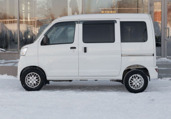 Подержанный автомобиль Daihatsu Hijet 2019 года (8 фото)