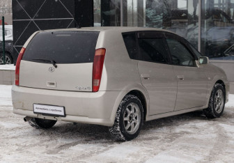 Подержанный автомобиль Toyota Opa 2001 года (5 фото)