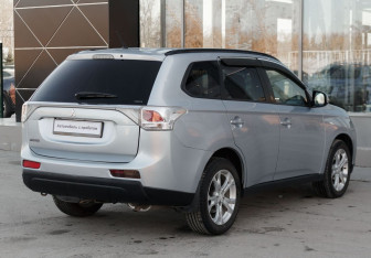 Подержанный автомобиль Mitsubishi Outlander 2012 года (5 фото)