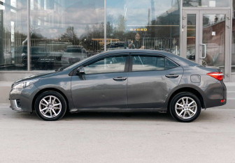 Подержанный автомобиль Toyota Corolla Sedan 2013 года (8 фото)