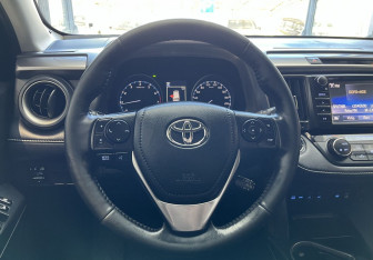 Подержанный автомобиль Toyota RAV4 2018 года (9 фото)