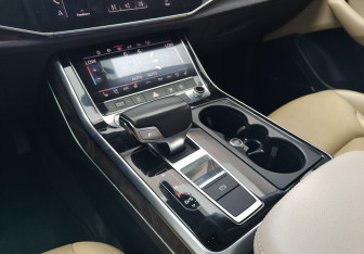 Подержанный автомобиль Audi Q8 2019 года (11 фото)