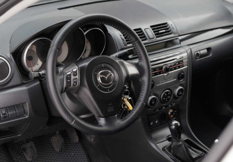 Подержанный автомобиль Mazda 3 Sedan 2006 года (11 фото)