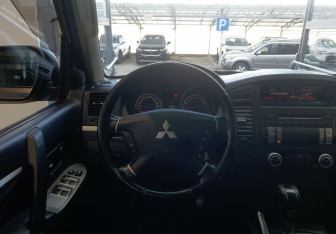 Подержанный автомобиль Mitsubishi Pajero 2012 года (9 фото)