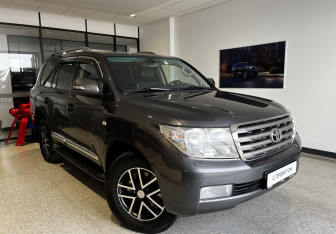 Подержанный автомобиль Toyota Land Cruiser Suv 2011 года (3 фото)