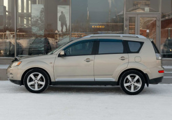 Подержанный автомобиль Mitsubishi Outlander 2007 года (8 фото)